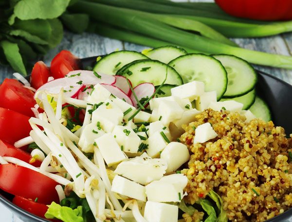 Salade bowl et houmous feta oignon rouge et graine de sésame