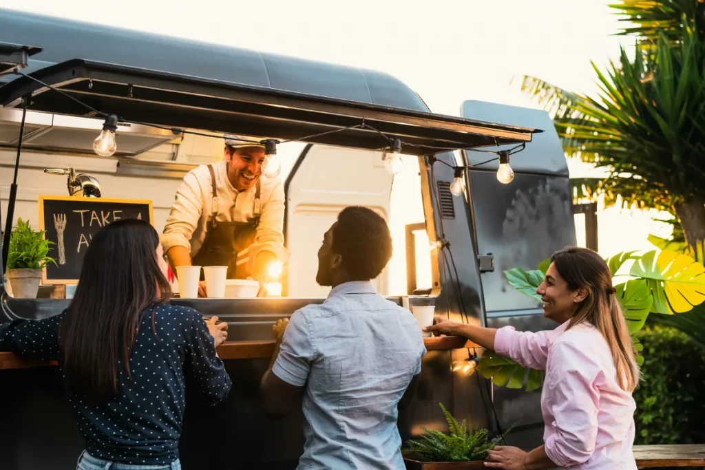 Clients se trouvant devant un food truck