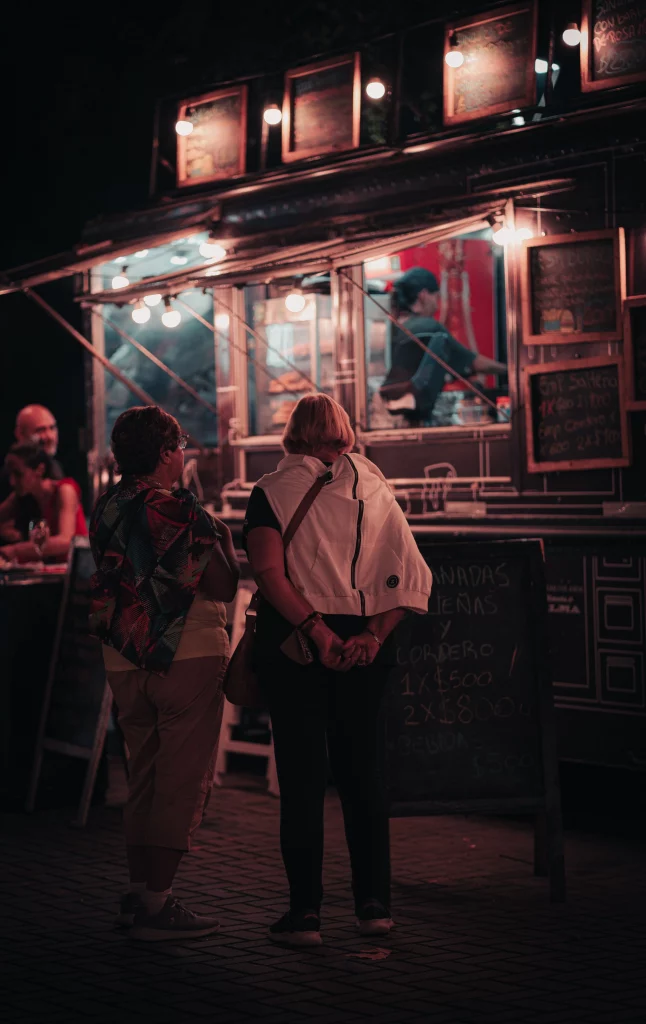 Clients attendant leur commande devant un food-truck